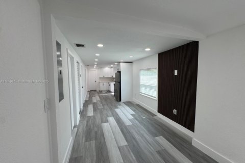 House in Miami, Florida 3 bedrooms, 60.76 sq.m. № 1887258 - photo 5