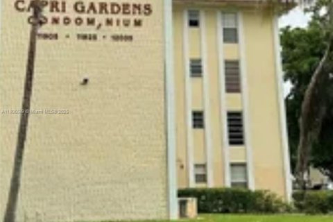 Condo in North Miami, Florida, 2 bedrooms  № 1959524 - photo 1