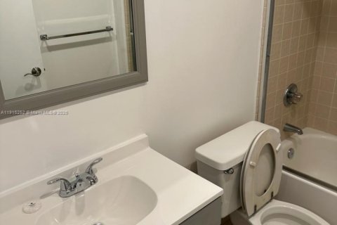 Condo in Miami Beach, Florida, 2 bedrooms  № 1970651 - photo 11