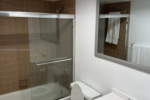 Condo in Miami Beach, Florida, 2 bedrooms  № 1970651 - photo 12