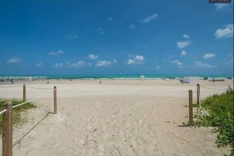 Condo in Miami Beach, Florida, 2 bedrooms  № 1970651 - photo 23