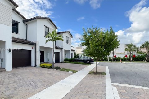 Touwnhouse à vendre à Pembroke Pines, Floride: 3 chambres, 163.14 m2 № 1945486 - photo 2