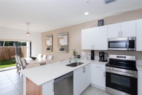 Touwnhouse à vendre à Pembroke Pines, Floride: 3 chambres, 163.14 m2 № 1945486 - photo 14