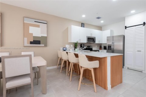 Touwnhouse à vendre à Pembroke Pines, Floride: 3 chambres, 163.14 m2 № 1945486 - photo 8