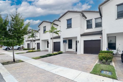 Touwnhouse à vendre à Pembroke Pines, Floride: 3 chambres, 163.14 m2 № 1945486 - photo 1