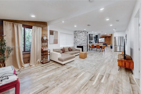 House in Hollywood, Florida 4 bedrooms, 187.66 sq.m. № 1955201 - photo 25