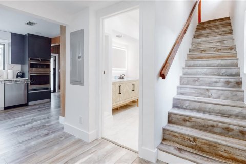 House in Hollywood, Florida 4 bedrooms, 187.66 sq.m. № 1955201 - photo 10