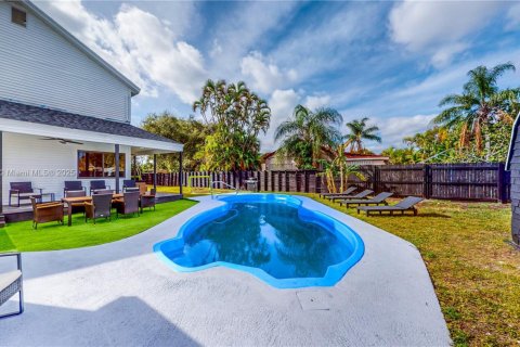 House in Hollywood, Florida 4 bedrooms, 187.66 sq.m. № 1955201 - photo 2
