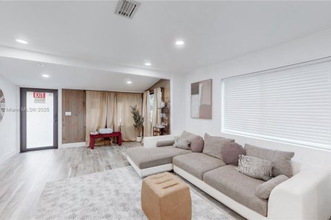 House in Hollywood, Florida 4 bedrooms, 187.66 sq.m. № 1955201 - photo 30