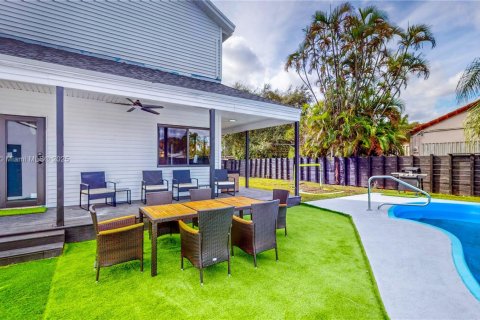 House in Hollywood, Florida 4 bedrooms, 187.66 sq.m. № 1955201 - photo 5