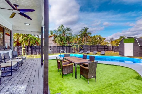 House in Hollywood, Florida 4 bedrooms, 187.66 sq.m. № 1955201 - photo 3