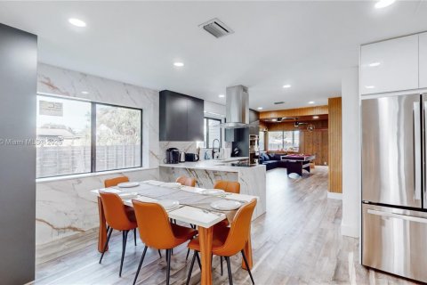 House in Hollywood, Florida 4 bedrooms, 187.66 sq.m. № 1955201 - photo 20