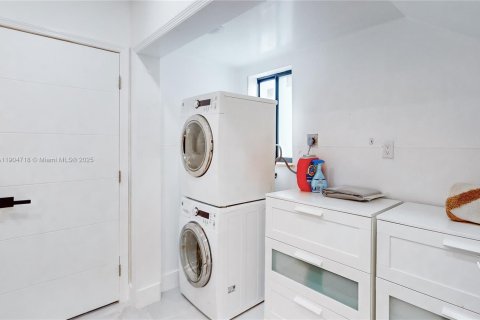 House in Hollywood, Florida 4 bedrooms, 187.66 sq.m. № 1955201 - photo 9