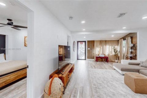 House in Hollywood, Florida 4 bedrooms, 187.66 sq.m. № 1955201 - photo 11