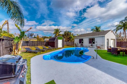 House in Hollywood, Florida 4 bedrooms, 187.66 sq.m. № 1955201 - photo 7