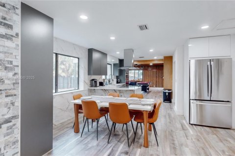 House in Hollywood, Florida 4 bedrooms, 187.66 sq.m. № 1955201 - photo 23