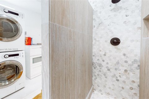 House in Hollywood, Florida 4 bedrooms, 187.66 sq.m. № 1955201 - photo 12