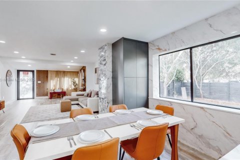 House in Hollywood, Florida 4 bedrooms, 187.66 sq.m. № 1955201 - photo 28