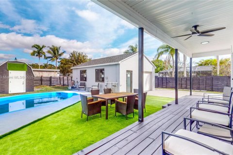 House in Hollywood, Florida 4 bedrooms, 187.66 sq.m. № 1955201 - photo 8