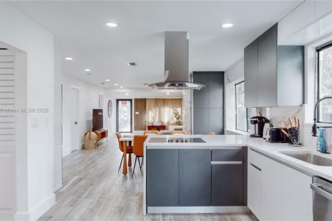 House in Hollywood, Florida 4 bedrooms, 187.66 sq.m. № 1955201 - photo 1