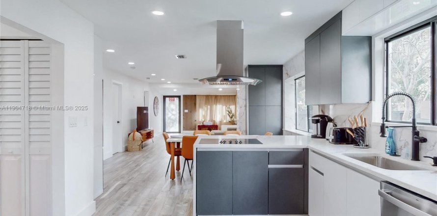 House in Hollywood, Florida 4 bedrooms, 187.66 sq.m. № 1955201