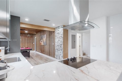 House in Hollywood, Florida 4 bedrooms, 187.66 sq.m. № 1955201 - photo 13