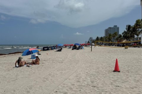 Condo in Hollywood, Florida, 1 bedroom  № 2263991 - photo 17