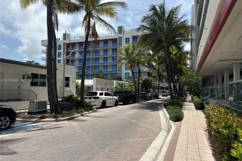 Condo in Hollywood, Florida, 1 bedroom  № 2263991 - photo 12