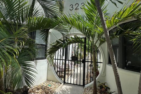 Condo in Hollywood, Florida, 1 bedroom  № 2263991 - photo 9