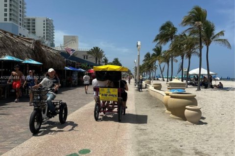 Condo in Hollywood, Florida, 1 bedroom  № 2263991 - photo 22