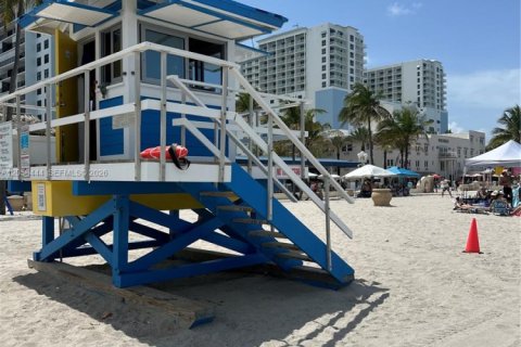 Condo in Hollywood, Florida, 1 bedroom  № 2263991 - photo 15