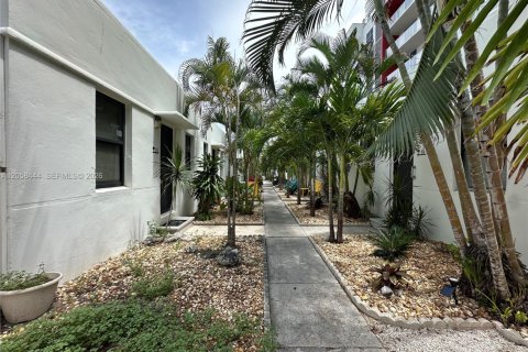 Condo in Hollywood, Florida, 1 bedroom  № 2263991 - photo 7
