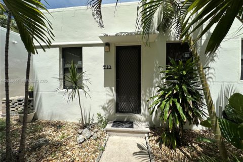 Condo in Hollywood, Florida, 1 bedroom  № 2263991 - photo 2