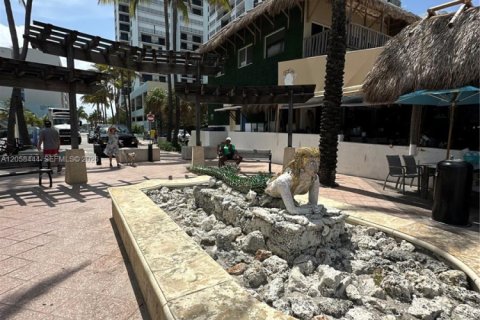 Condo in Hollywood, Florida, 1 bedroom  № 2263991 - photo 18