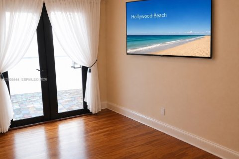 Condo in Hollywood, Florida, 1 bedroom  № 2263991 - photo 24