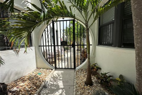 Condo in Hollywood, Florida, 1 bedroom  № 2263991 - photo 10