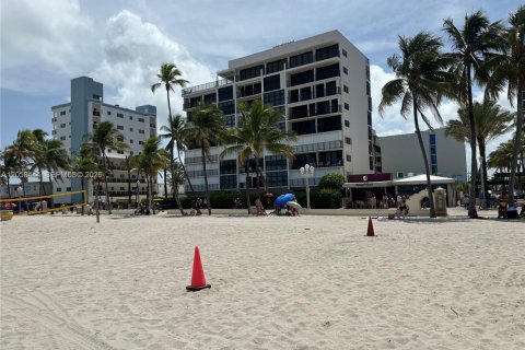 Condo in Hollywood, Florida, 1 bedroom  № 2263991 - photo 13