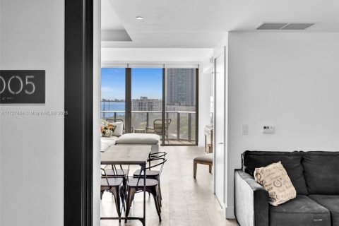 Condominio en alquiler en Miami, Florida, 1 dormitorio, 67.35 m2 № 2059962 - foto 3