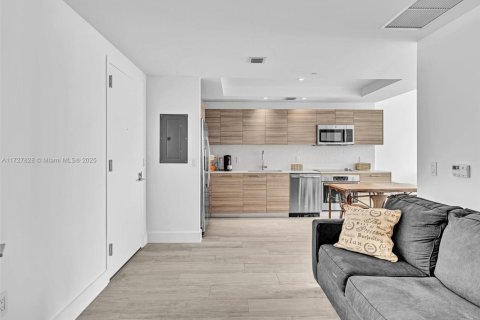 Condominio en alquiler en Miami, Florida, 1 dormitorio, 67.35 m2 № 2059962 - foto 6