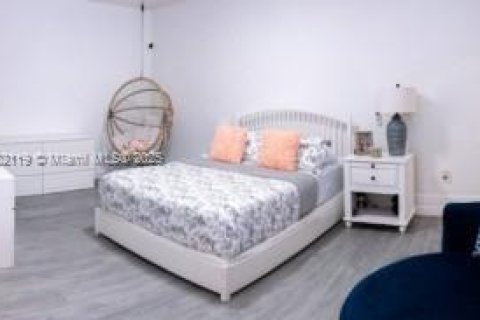 House in Miami, Florida 4 bedrooms, 176.89 sq.m. № 1864446 - photo 4