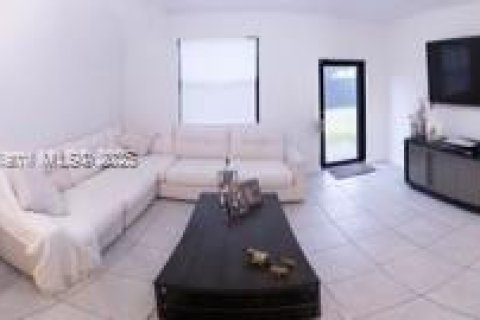 House in Miami, Florida 4 bedrooms, 176.89 sq.m. № 1864446 - photo 3