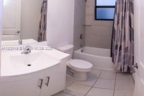 House in Miami, Florida 4 bedrooms, 176.89 sq.m. № 1864446 - photo 8
