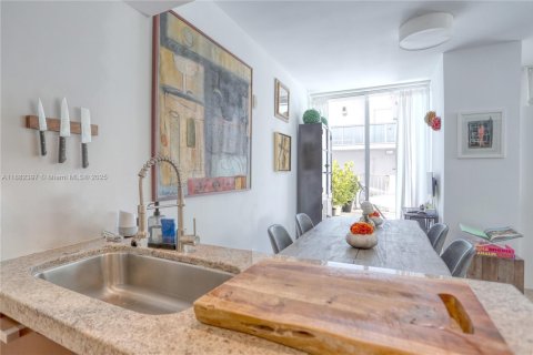 Condo in Miami, Florida, 1 bedroom  № 1929742 - photo 9