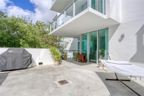 Condo in Miami, Florida, 1 bedroom  № 1929742 - photo 23