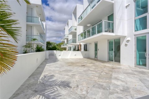 Condo in Miami, Florida, 1 bedroom  № 1929742 - photo 29