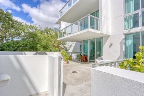 Condo in Miami, Florida, 1 bedroom  № 1929742 - photo 25