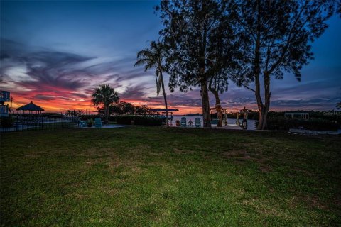 Casa en venta en Tarpon Springs, Florida, 3 dormitorios, 288.28 m2 № 2216929 - foto 1