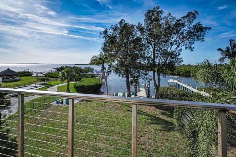 House in Tarpon Springs, Florida 3 bedrooms, 288.28 sq.m. № 2216929
