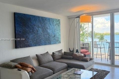 Кондоминиум с 2 спальнями в Бей-Харбор-Айлендс, Флорида № 1998877