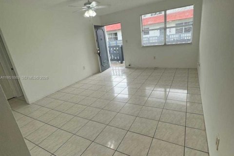 Apartamento en alquiler en Miami, Florida, 2 dormitorios, 72.74 m2 № 2006322 - foto 4